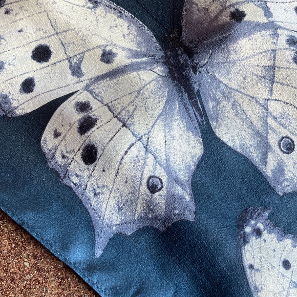 Echo silk scarf - Picture 2 of 5